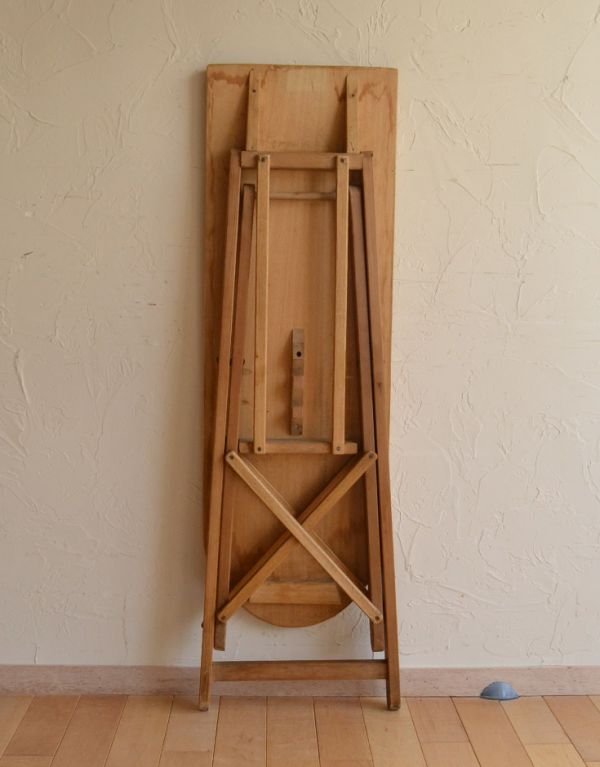 めずらしい家具　アンティーク家具　イギリスの可愛いアンティーク家具、木製のナチュラルなアイロンボード。きちんとメンテナンスしてあるので、裏側もキレイです。(k-1345-f)