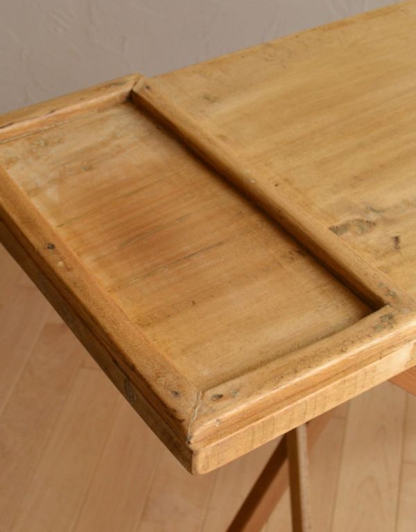 めずらしい家具　アンティーク家具　イギリスの可愛いアンティーク家具、木製のナチュラルなアイロンボード。アイロンを置く場所が付いています。(k-1345-f)