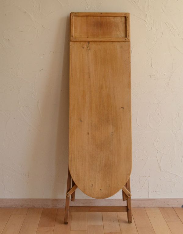 めずらしい家具　アンティーク家具　イギリスの可愛いアンティーク家具、木製のナチュラルなアイロンボード。木製でとても丈夫なので、長くお使いいただけます。(k-1345-f)