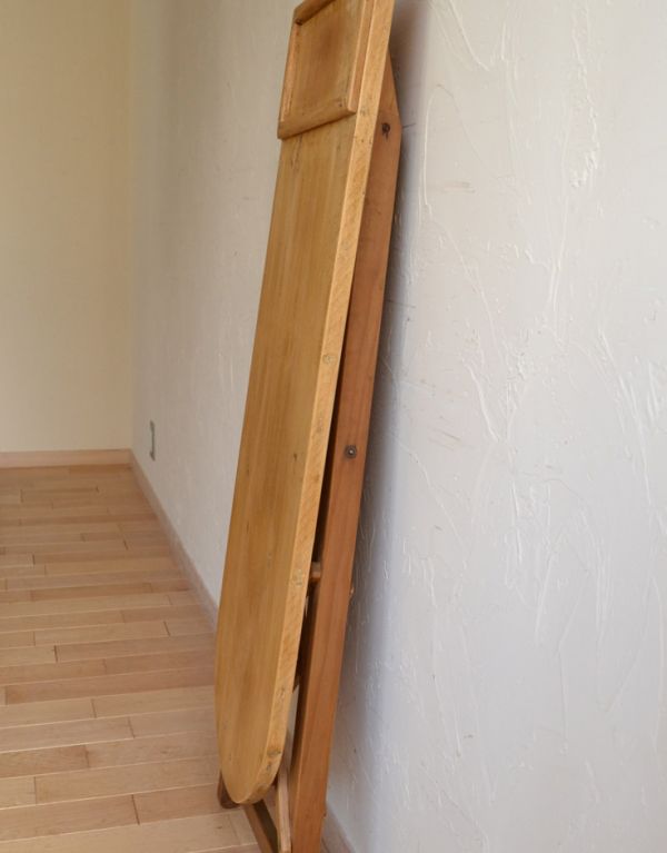 めずらしい家具　アンティーク家具　イギリスの可愛いアンティーク家具、木製のナチュラルなアイロンボード。折りたたむことができます！使わないときは、片付けやすい造りです。(k-1345-f)