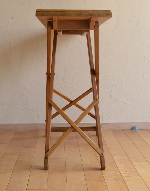 めずらしい家具　アンティーク家具　イギリスの可愛いアンティーク家具、木製のナチュラルなアイロンボード。スッキリしているので、圧迫感なく飾れます。(k-1345-f)