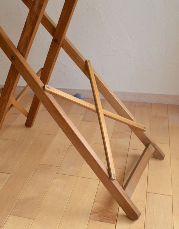 めずらしい家具　アンティーク家具　イギリスの可愛いアンティーク家具、木製のナチュラルなアイロンボード。しっかりと造られています。(k-1345-f)