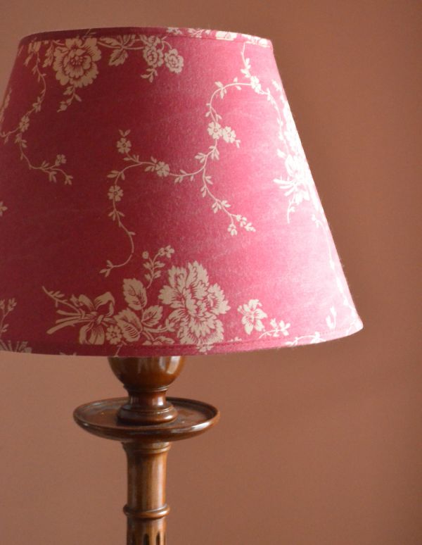 スタンドライト　照明・ライティング　英国デザインのアンティークの間接照明、布シェードのフロアランプ。お花柄の可愛い布シェードです。(k-1346-f)