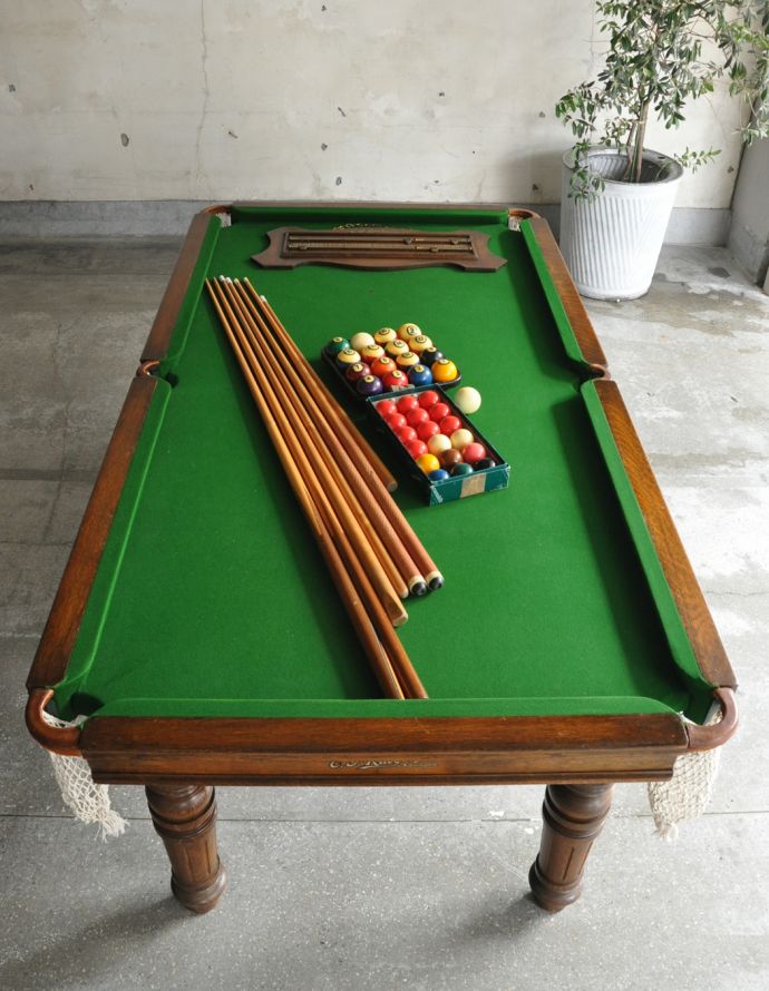 ロイドテーブル アンティーク家具 ビリヤードで遊べちゃう、めずらしいアンティークのテーブル。ゲームに必要なボールやスティックがそろっています。(k-1347-f)