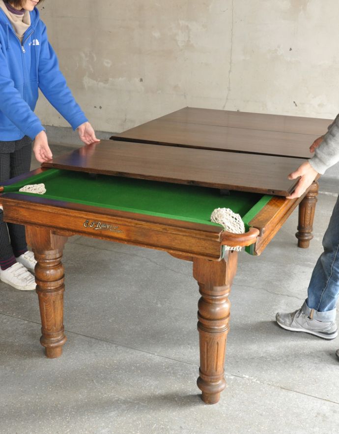 ロイドテーブル アンティーク家具 ビリヤードで遊べちゃう、めずらしいアンティークのテーブル。木製の天板でゲームテーブルをカバーするような造りになっています。(k-1347-f)