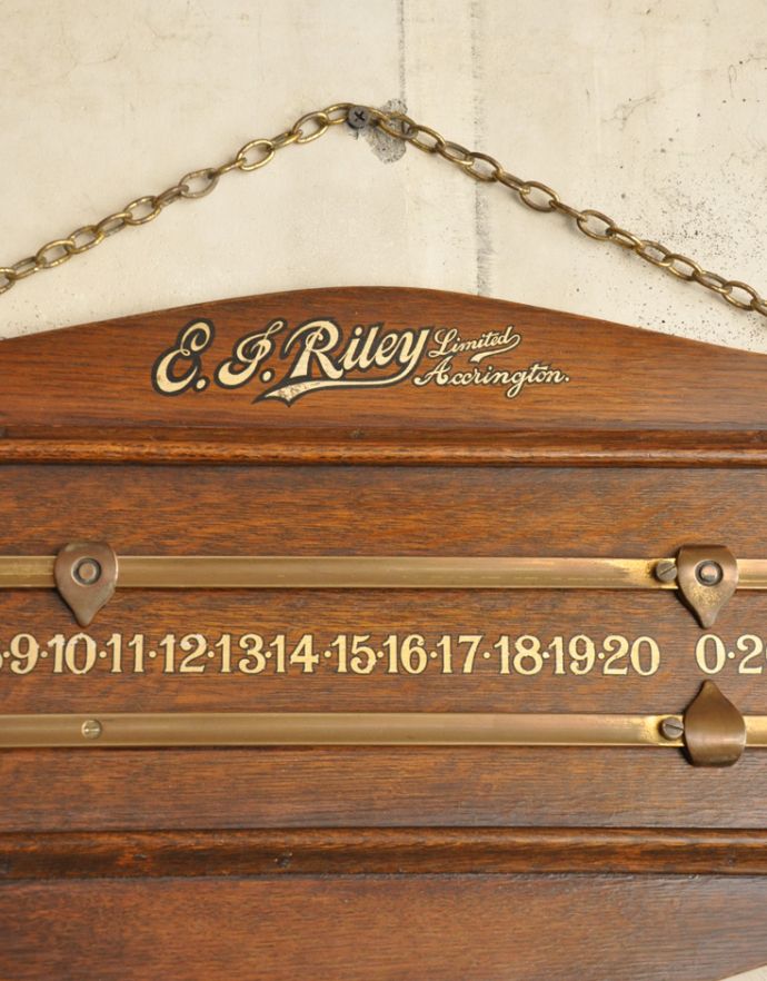 ロイドテーブル アンティーク家具 ビリヤードで遊べちゃう、めずらしいアンティークのテーブル。海外製らしいおしゃれなフォントやカラーリングも見逃せません。(k-1347-f)