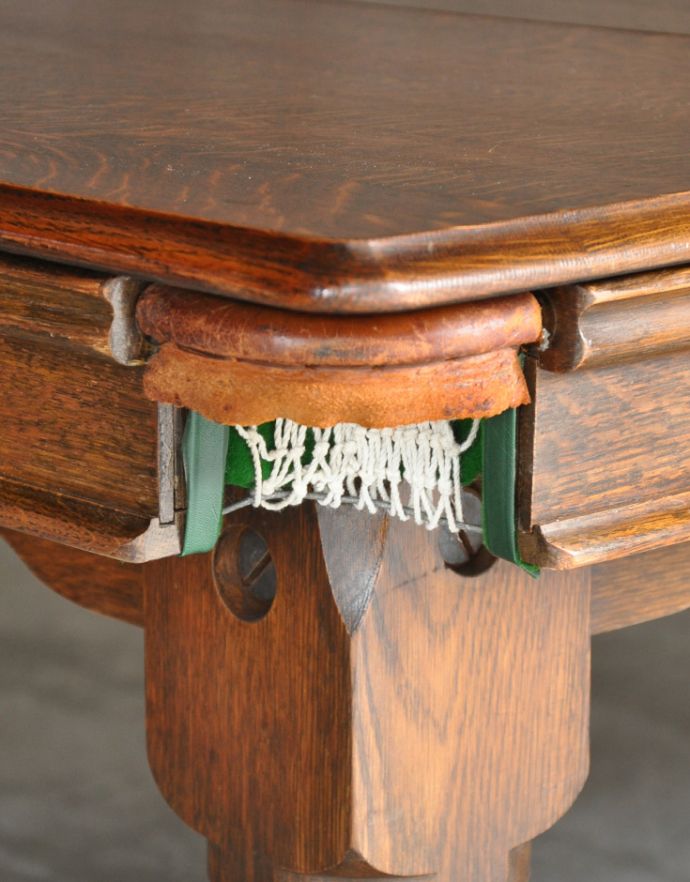 ロイドテーブル アンティーク家具 ビリヤードで遊べちゃう、めずらしいアンティークのテーブル。アンティークは新品ではないので、経年変化によるキズはありますが、専門の職人によって目立たないようにキレイにお直しをしています。(k-1347-f)