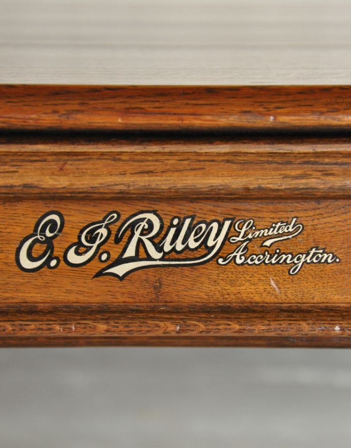 ロイドテーブル アンティーク家具 ビリヤードで遊べちゃう、めずらしいアンティークのテーブル。オシャレなロゴが入っています。(k-1347-f)