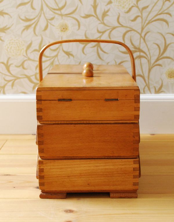 ソーイングボックス アンティーク家具 趣味を楽しむアンティークの道具、木のソーイングボックス。持ち手があるので、持ち運びもラクラクです。(k-1349-z)