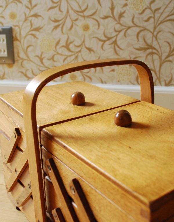 ソーイングボックス アンティーク家具 趣味を楽しむアンティークの道具、木のソーイングボックス。つまみやすい取っ手がちょこんと付いています。(k-1349-z)