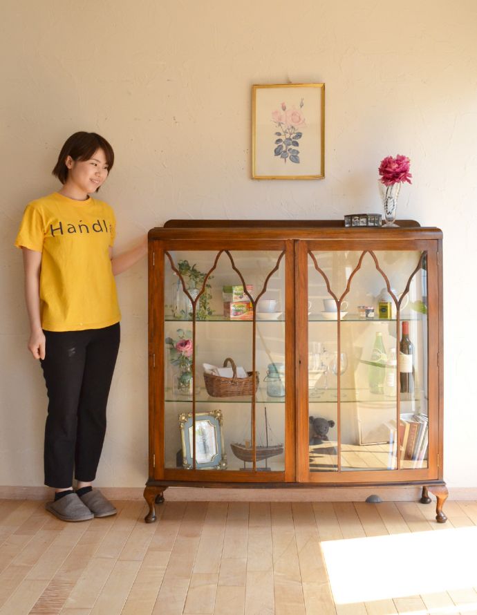 アンティークのキャビネット　アンティーク家具　ガラス扉の英国アンティーク家具、色もキレイなウォルナット材のガラスキャビネット（ショーケース）。ショーケースのように、お気に入りの雑貨や食器を並べてみましょう。(k-1351-f)