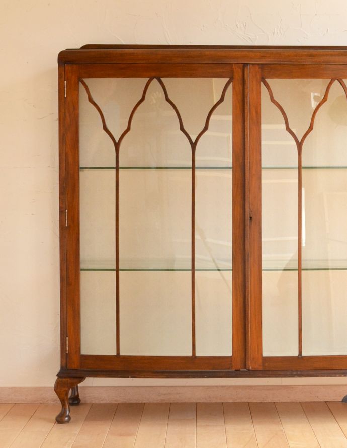 アンティークのキャビネット　アンティーク家具　ガラス扉の英国アンティーク家具、色もキレイなウォルナット材のガラスキャビネット（ショーケース）。リビングや寝室、玄関などで試してみてください。(k-1351-f)