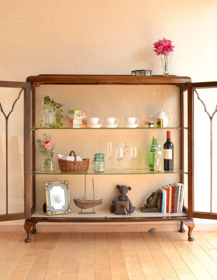 アンティークのキャビネット　アンティーク家具　ガラス扉の英国アンティーク家具、色もキレイなウォルナット材のガラスキャビネット（ショーケース）。棚板は２枚です。(k-1351-f)