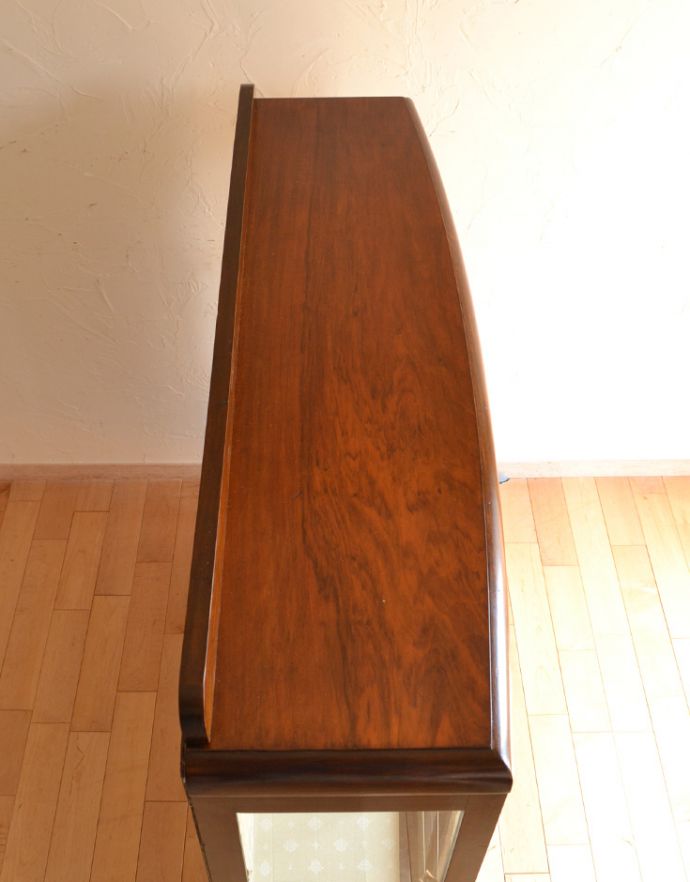 アンティークのキャビネット　アンティーク家具　ガラス扉の英国アンティーク家具、色もキレイなウォルナット材のガラスキャビネット（ショーケース）。天板もキレイな状態で仕上げてあります。(k-1351-f)