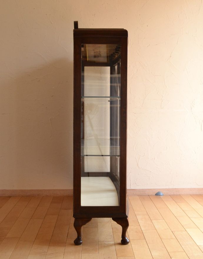 アンティークのキャビネット　アンティーク家具　ガラス扉の英国アンティーク家具、色もキレイなウォルナット材のガラスキャビネット（ショーケース）。サイドもガラスなので、どこから見ても美しいです！しっかり作られているので、安心してお使いいただけます。(k-1351-f)