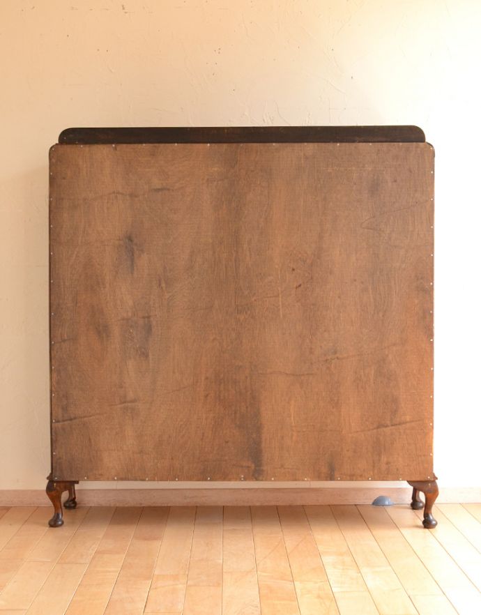 アンティークのキャビネット　アンティーク家具　ガラス扉の英国アンティーク家具、色もキレイなウォルナット材のガラスキャビネット（ショーケース）。裏もキレイにメンテナンスしてあります。(k-1351-f)