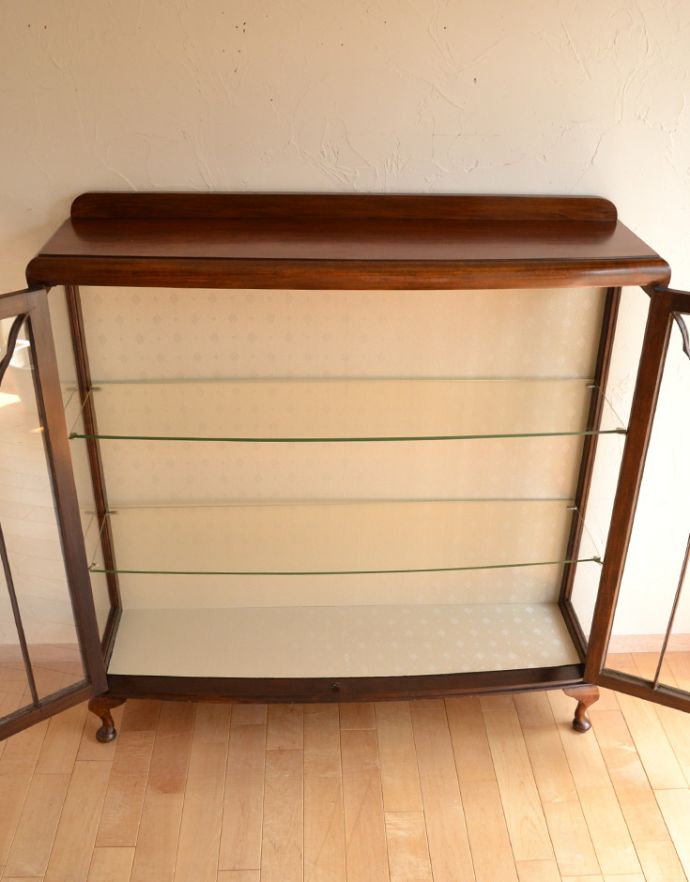 アンティークのキャビネット　アンティーク家具　ガラス扉の英国アンティーク家具、色もキレイなウォルナット材のガラスキャビネット（ショーケース）。しっかり作られているので、安心してお使いいただけます。(k-1351-f)