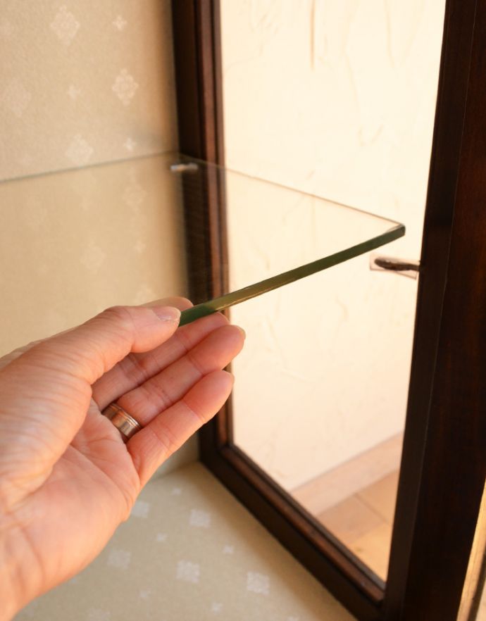 アンティークのキャビネット　アンティーク家具　ガラス扉の英国アンティーク家具、色もキレイなウォルナット材のガラスキャビネット（ショーケース）。ガラスの棚板は可動です。(k-1351-f)