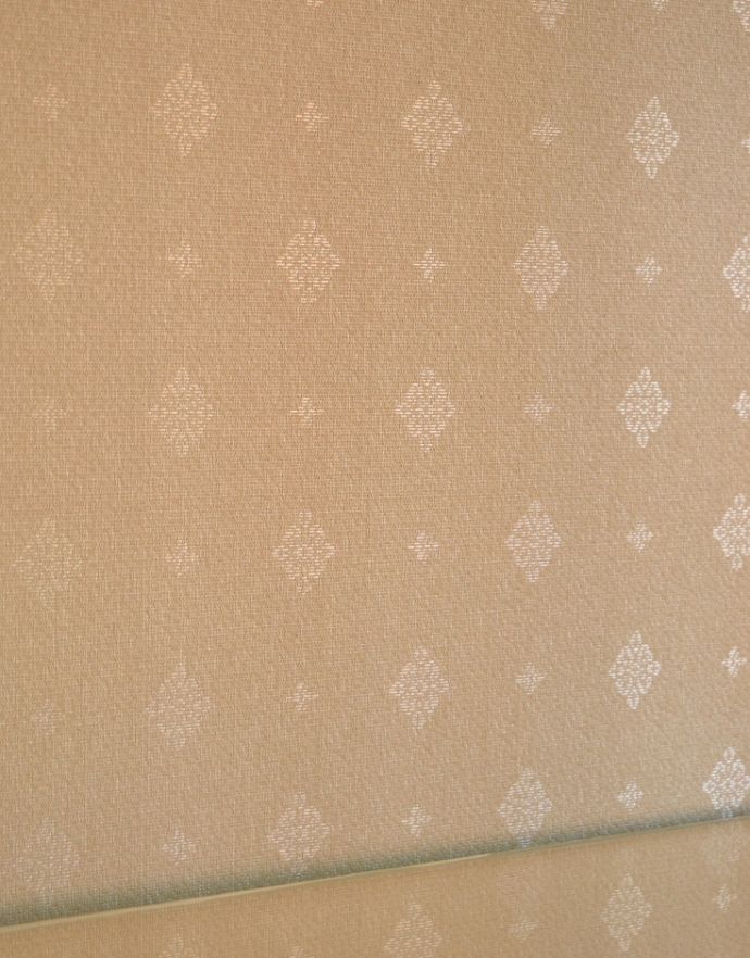 アンティークのキャビネット　アンティーク家具　ガラス扉の英国アンティーク家具、色もキレイなウォルナット材のガラスキャビネット（ショーケース）。光沢がある優しい模様の入った新しい布地を貼っています。(k-1351-f)