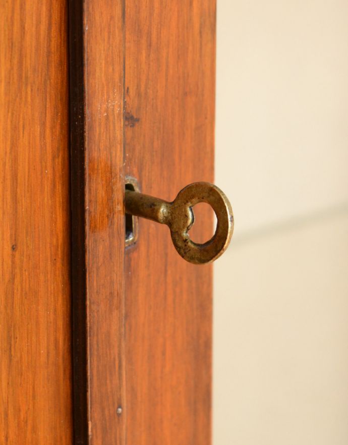 アンティークのキャビネット　アンティーク家具　ガラス扉の英国アンティーク家具、色もキレイなウォルナット材のガラスキャビネット（ショーケース）。鍵を引っかけて取っ手のようにお使いください。(k-1351-f)