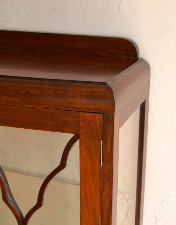 アンティークのキャビネット　アンティーク家具　ガラス扉の英国アンティーク家具、色もキレイなウォルナット材のガラスキャビネット（ショーケース）。角もキレイな状態です。(k-1351-f)