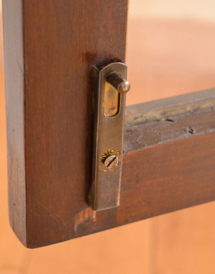 アンティークのキャビネット　アンティーク家具　ガラス扉の英国アンティーク家具、色もキレイなウォルナット材のガラスキャビネット（ショーケース）。扉を留めるためのストッパーも当時のものです。(k-1351-f)