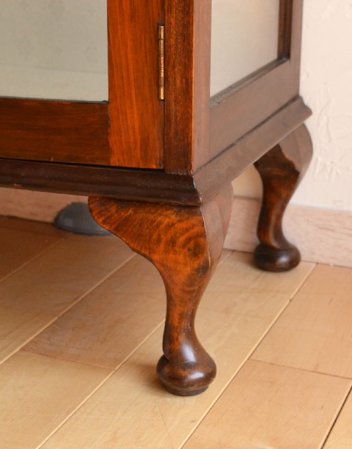 アンティークのキャビネット　アンティーク家具　ガラス扉の英国アンティーク家具、色もキレイなウォルナット材のガラスキャビネット（ショーケース）。上品な猫脚がキャビネットをしっかり支えてくれます。(k-1351-f)