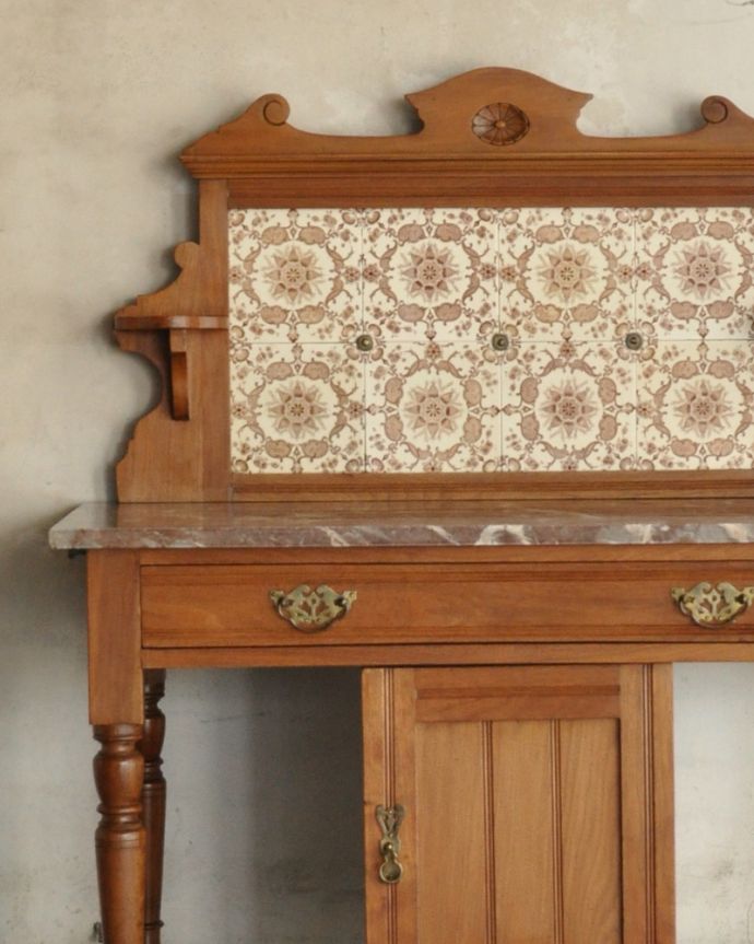 ウォッシュスタンド アンティーク家具 お花のタイルの模様が美しいウォッシュスタンド、ウォルナット材を使用したイギリスのアンティーク家具 。正面にもアンティークのタイルが貼ってあります。(k-1357-f)
