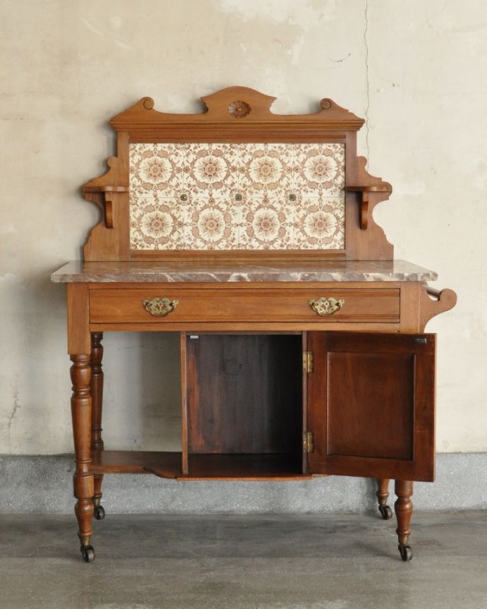 ウォッシュスタンド アンティーク家具 お花のタイルの模様が美しいウォッシュスタンド、ウォルナット材を使用したイギリスのアンティーク家具 。中もキレイに仕上げているので、安心して収納できます。(k-1357-f)