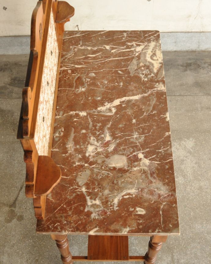 ウォッシュスタンド アンティーク家具 お花のタイルの模様が美しいウォッシュスタンド、ウォルナット材を使用したイギリスのアンティーク家具 。天板もキレイな天然大理石。(k-1357-f)