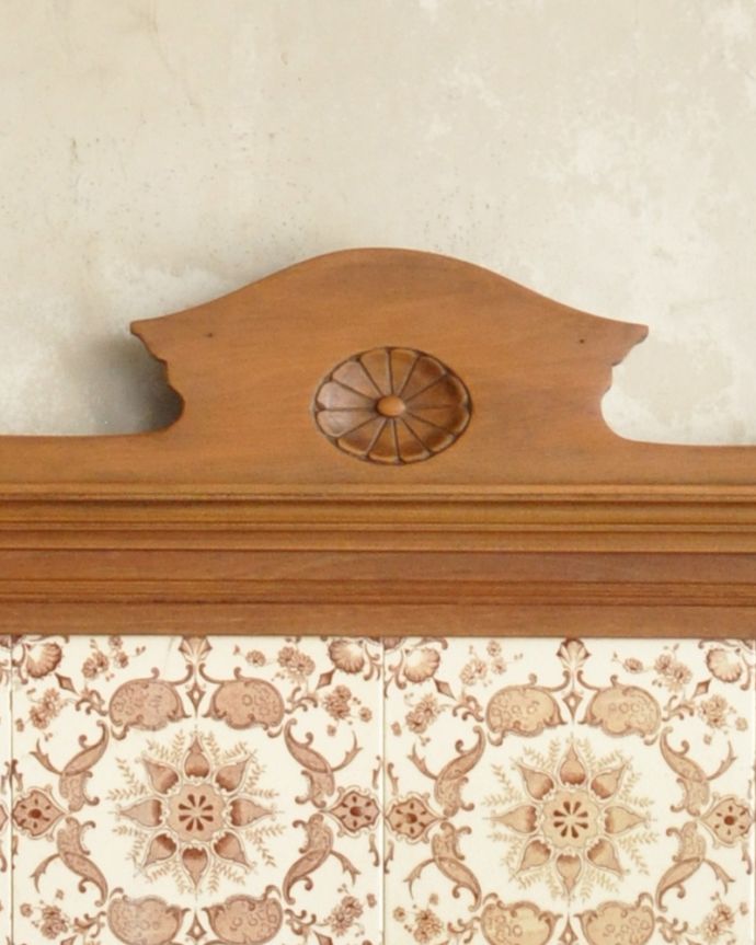 ウォッシュスタンド アンティーク家具 お花のタイルの模様が美しいウォッシュスタンド、ウォルナット材を使用したイギリスのアンティーク家具 。美しい装飾が施されています。(k-1357-f)