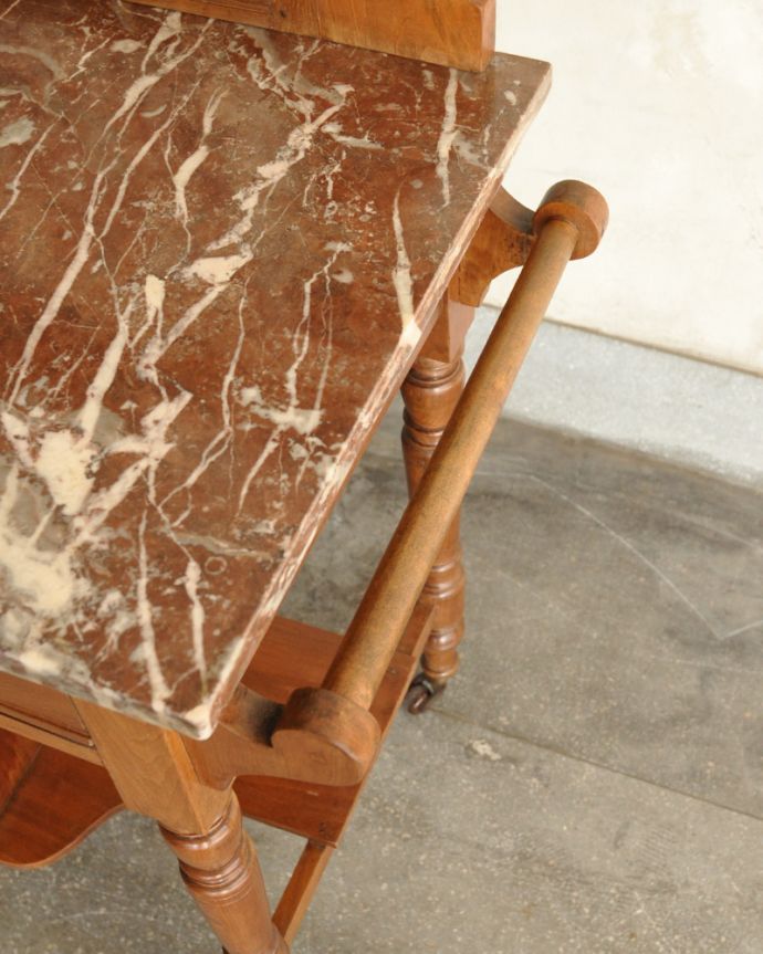 ウォッシュスタンド アンティーク家具 お花のタイルの模様が美しいウォッシュスタンド、ウォルナット材を使用したイギリスのアンティーク家具 。バーがあります。(k-1357-f)