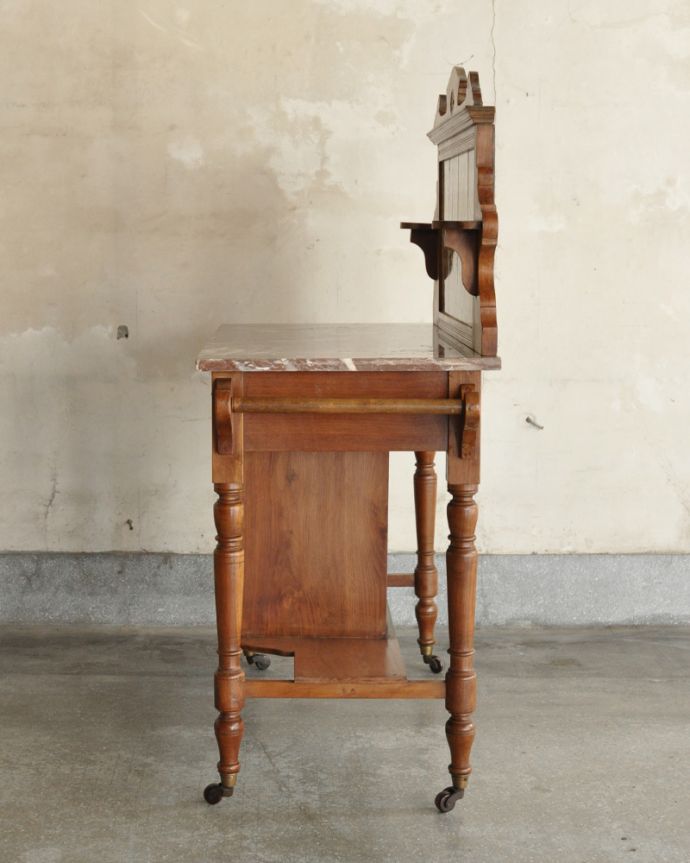 ウォッシュスタンド アンティーク家具 お花のタイルの模様が美しいウォッシュスタンド、ウォルナット材を使用したイギリスのアンティーク家具 。奥行きはそれほどないので、お部屋に圧迫感もなく使いやすいです。(k-1357-f)