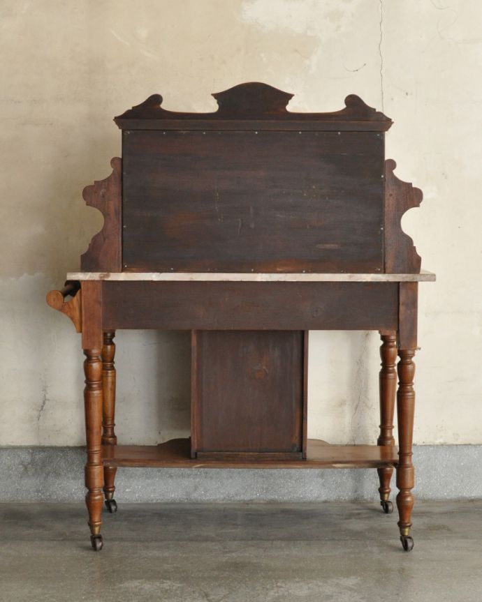 ウォッシュスタンド アンティーク家具 お花のタイルの模様が美しいウォッシュスタンド、ウォルナット材を使用したイギリスのアンティーク家具 。きちんとメンテナンスしてあるので、裏側もキレイです。(k-1357-f)