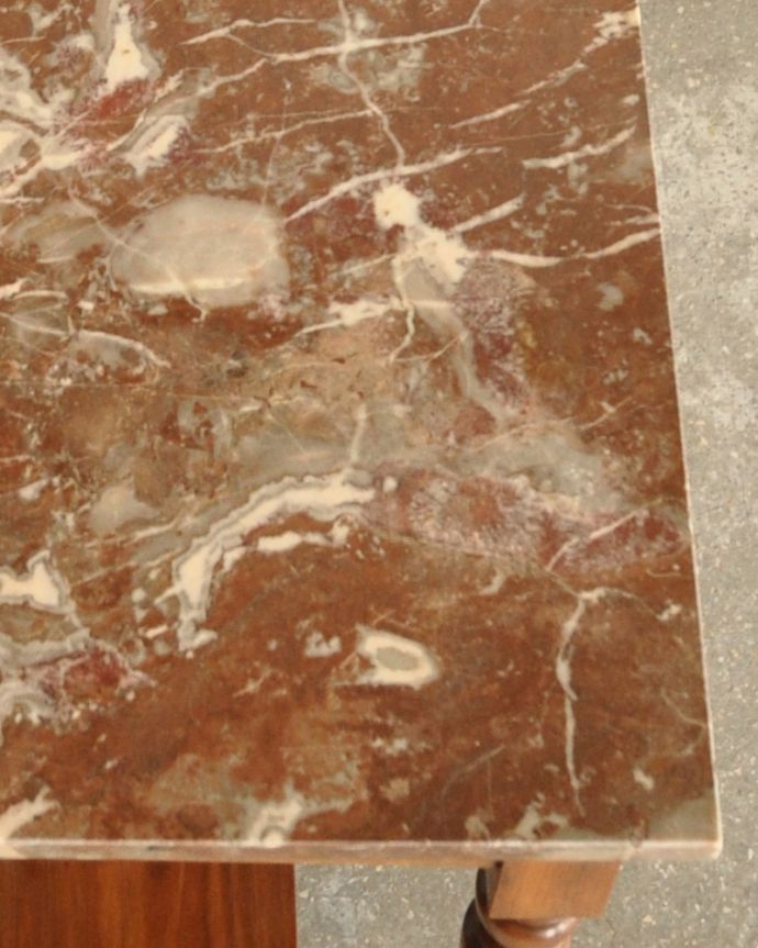 ウォッシュスタンド アンティーク家具 お花のタイルの模様が美しいウォッシュスタンド、ウォルナット材を使用したイギリスのアンティーク家具 。女性らしいカラーの大理石です。(k-1357-f)