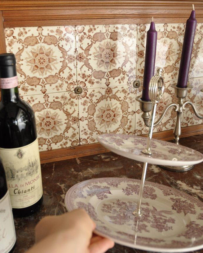 ウォッシュスタンド アンティーク家具 お花のタイルの模様が美しいウォッシュスタンド、ウォルナット材を使用したイギリスのアンティーク家具 。アンティークタイルも当時のもの。(k-1357-f)