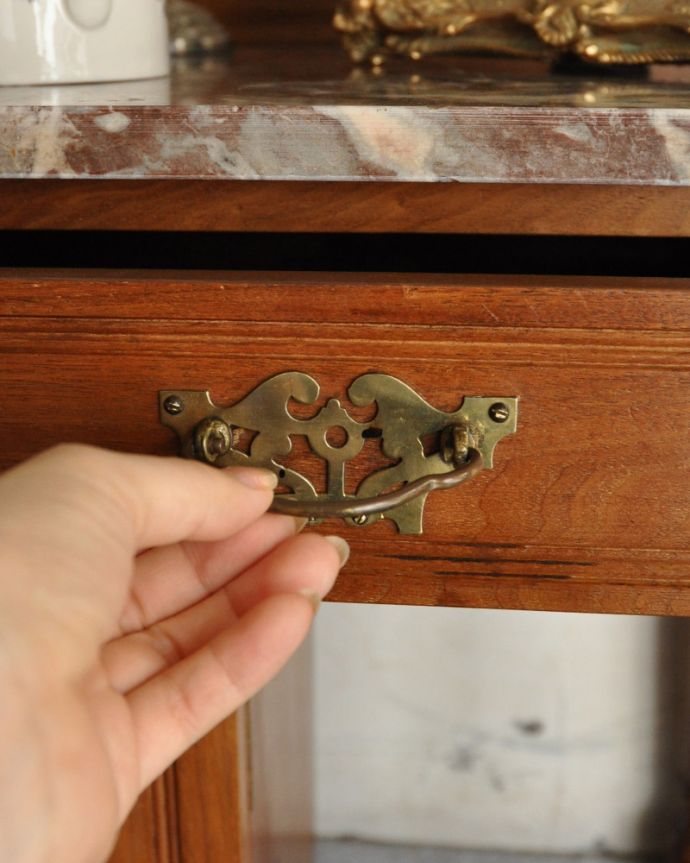 ウォッシュスタンド アンティーク家具 お花のタイルの模様が美しいウォッシュスタンド、ウォルナット材を使用したイギリスのアンティーク家具 。アンティークの装飾がオシャレな取っ手です。(k-1357-f)