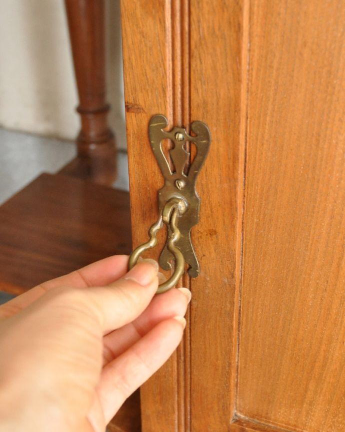 ウォッシュスタンド アンティーク家具 お花のタイルの模様が美しいウォッシュスタンド、ウォルナット材を使用したイギリスのアンティーク家具 。味わい深い取っ手から、時間の流れを感じることができます。(k-1357-f)