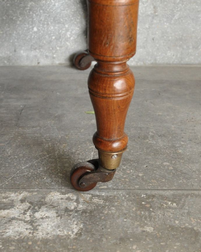 ウォッシュスタンド アンティーク家具 お花のタイルの模様が美しいウォッシュスタンド、ウォルナット材を使用したイギリスのアンティーク家具 。きちんと調整したので、新しいものと比べるとスムーズではありませんが、ちゃんと動きます。(k-1357-f)