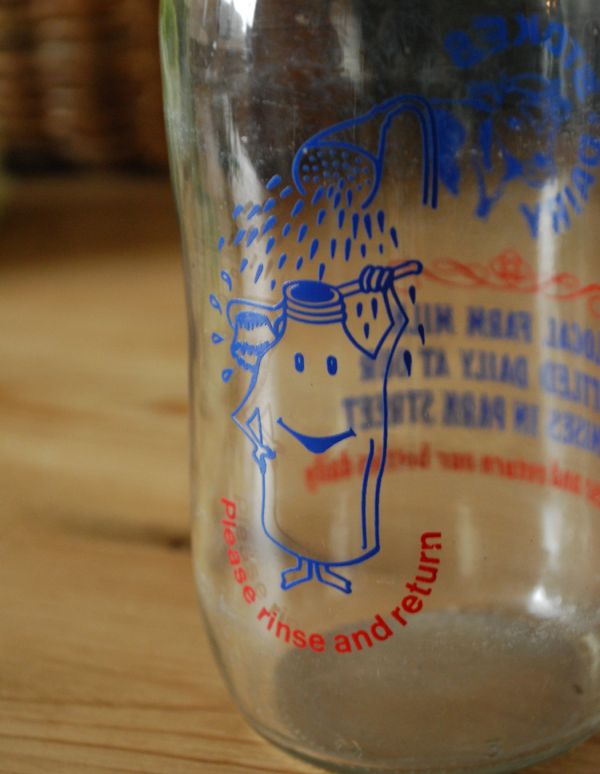 ナチュラルカントリースタイル　アンティーク雑貨　イラスト入りで可愛いイギリスの牛乳ビン、アンティークガラスボトル（牛）。どこから見てもイラストや文字がプリントされているので、そのままポンっと飾るだけで雰囲気が出ます。(k-1358-z)