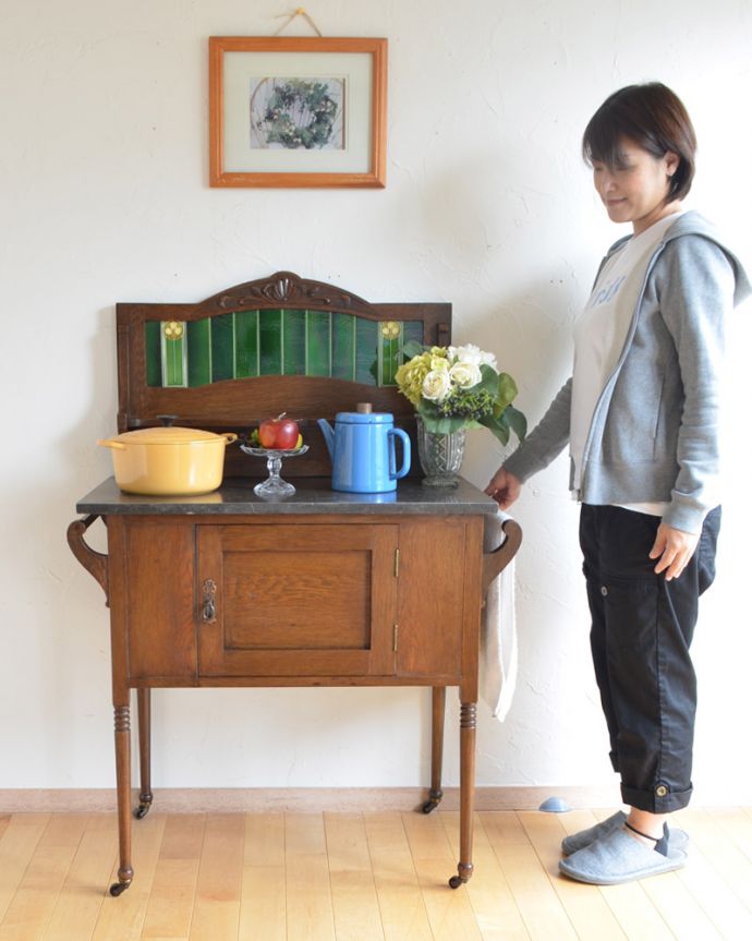 サイドボード　アンティーク家具　英国らしいアンティークの家具、お花の彫りが付いたオーク材のウォッシュスタンド。ポットや電話機などの家電を置いても自然になじみます。(k-1359-f)