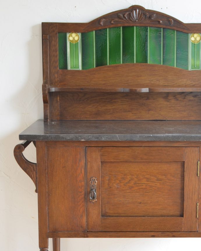 サイドボード　アンティーク家具　英国らしいアンティークの家具、お花の彫りが付いたオーク材のウォッシュスタンド。正面にもアンティークのタイルが貼ってあります。(k-1359-f)