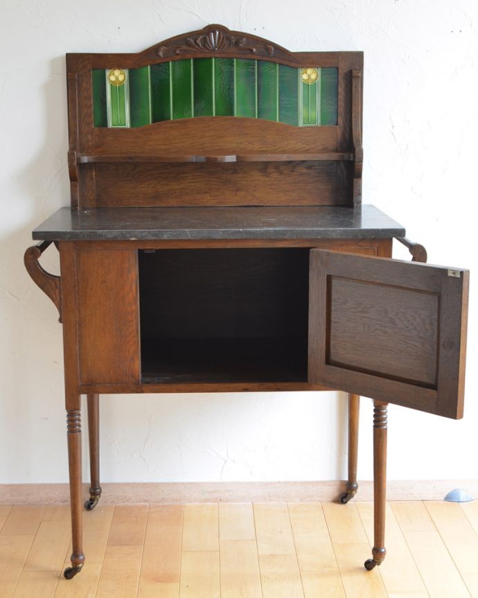 サイドボード　アンティーク家具　英国らしいアンティークの家具、お花の彫りが付いたオーク材のウォッシュスタンド。中もキレイに仕上げているので、安心して収納できます。(k-1359-f)