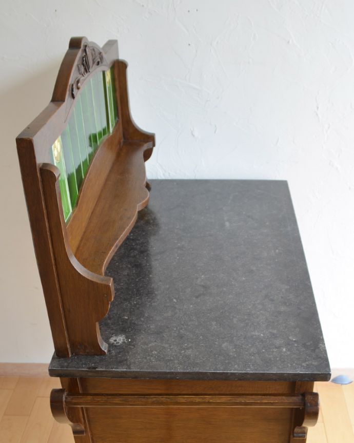 サイドボード　アンティーク家具　英国らしいアンティークの家具、お花の彫りが付いたオーク材のウォッシュスタンド。天板もキレイな天然大理石。(k-1359-f)