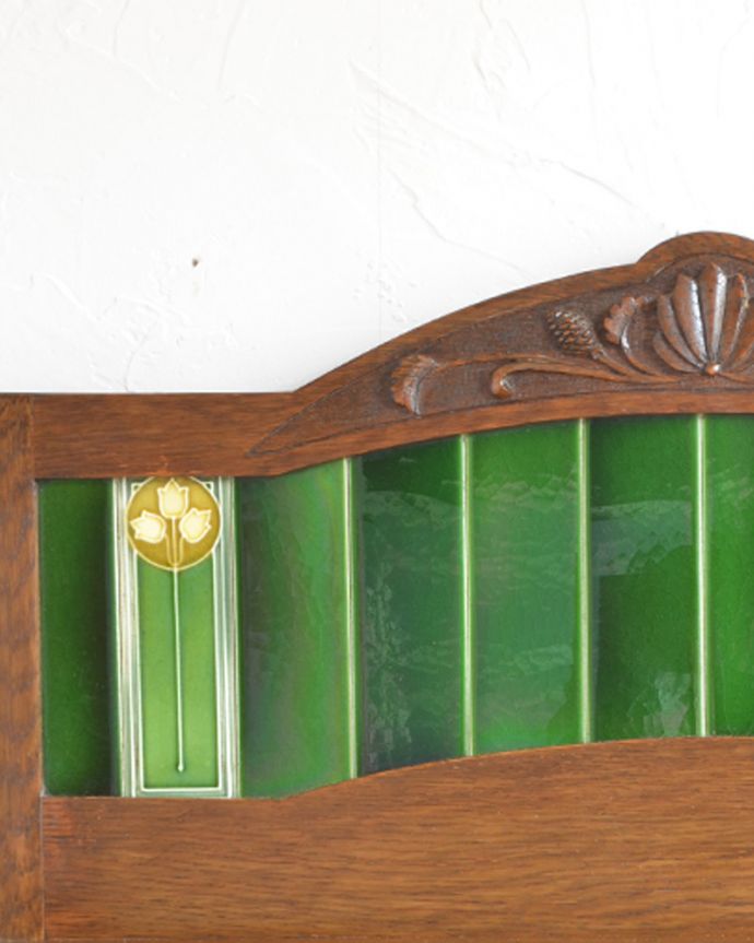 サイドボード　アンティーク家具　英国らしいアンティークの家具、お花の彫りが付いたオーク材のウォッシュスタンド。オーク材に彫られたお花も、タイルのお花模様も美しいデザインです。(k-1359-f)