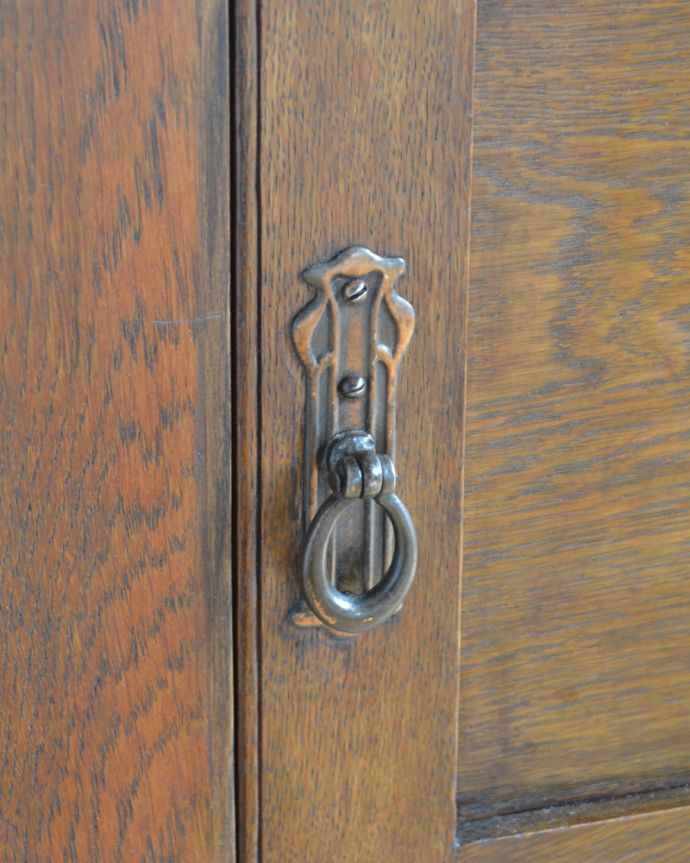 サイドボード　アンティーク家具　英国らしいアンティークの家具、お花の彫りが付いたオーク材のウォッシュスタンド。オーク材にも合うアンティークらしい取っ手です。(k-1359-f)