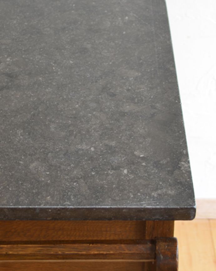 サイドボード　アンティーク家具　英国らしいアンティークの家具、お花の彫りが付いたオーク材のウォッシュスタンド。落ち着いたグレーの大理石です。(k-1359-f)