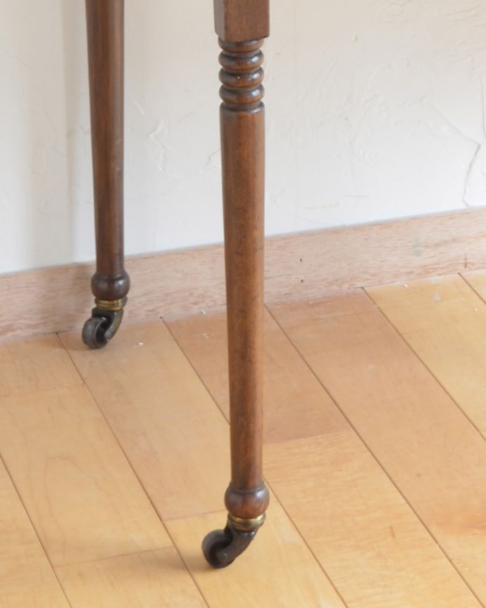 サイドボード　アンティーク家具　英国らしいアンティークの家具、お花の彫りが付いたオーク材のウォッシュスタンド。脚にも装飾が付いています。(k-1359-f)