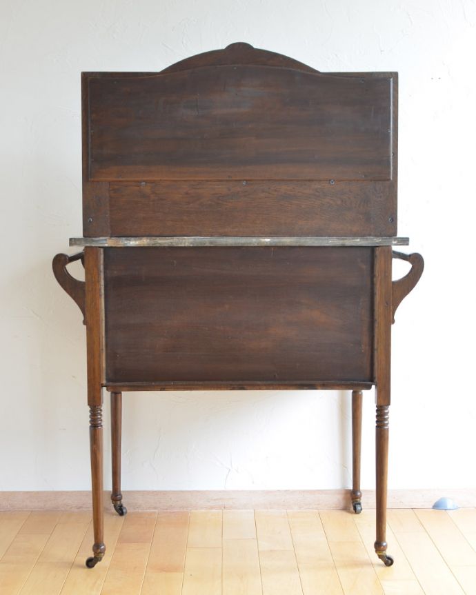 サイドボード　アンティーク家具　英国らしいアンティークの家具、お花の彫りが付いたオーク材のウォッシュスタンド。※アンティークは新品ではないので、もちろん経年変化によるキズはありますが、専門の職人が目立たないようキレイにお直しをしているので、後姿までキレイです。(k-1359-f)