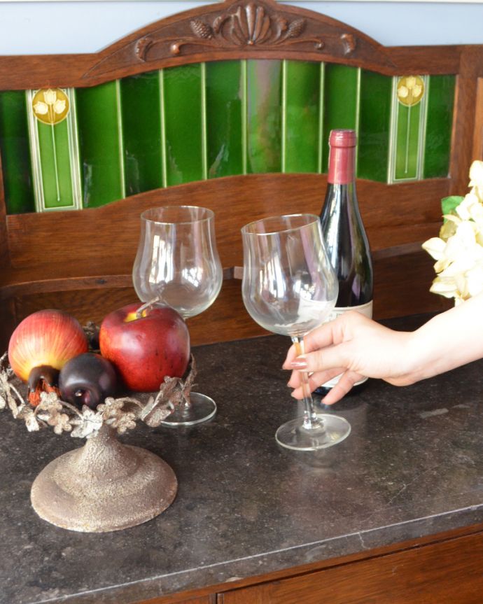 サイドボード　アンティーク家具　英国らしいアンティークの家具、お花の彫りが付いたオーク材のウォッシュスタンド。夜は晩酌のテーブルに。(k-1359-f)